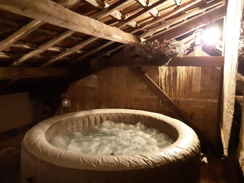 Gite, Jacuzzi & Vin Au Grenier De 马迪朗 外观 照片
